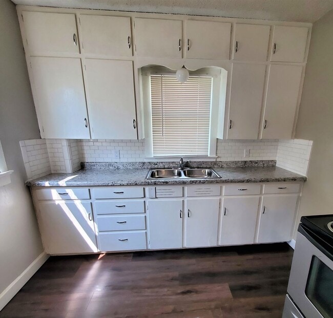 Photo - Remodeled 2 Bd with huge kitchen, dining r... Unit 1005 Main Floor