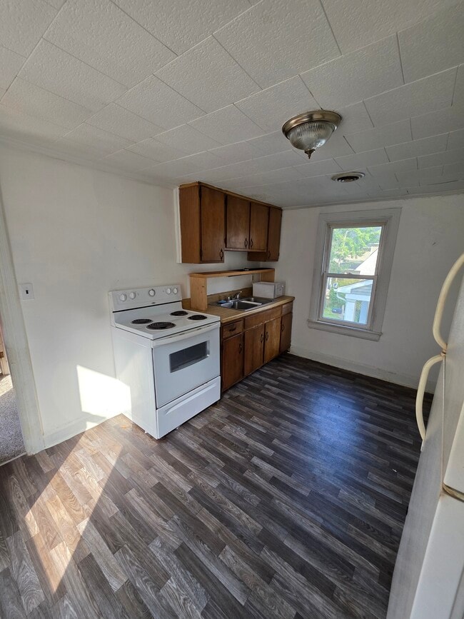 142 Los Altos Lease Flyer - 307 N Governors Ave Unidad A