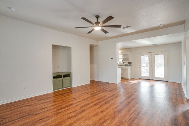 Photo - Charming 3 Bed 2 bath with Scenic Views, on quiet cul-de-sac in Cleburne!