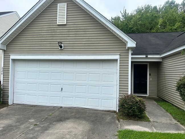 Building Photo - 626 English Oak Cir Rental
