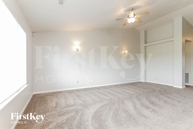 2215 Rolling Oak Dr