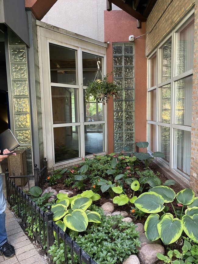 Exterior Front - 525 N Ada St Unidad 15