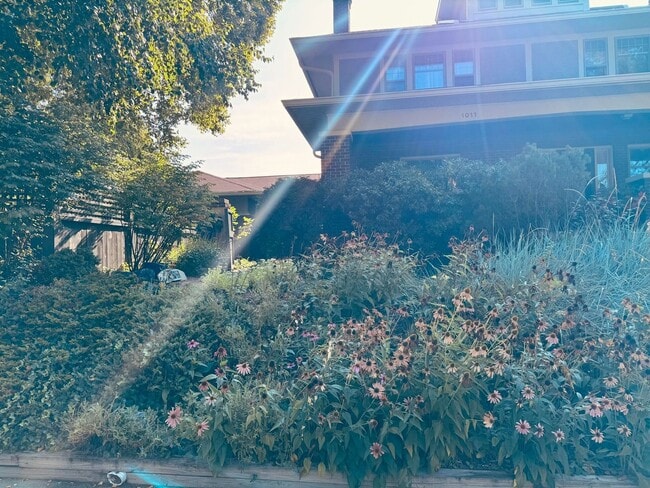 Building Photo - 3 bed 2.5 bath with the perfect blend of c... Rental