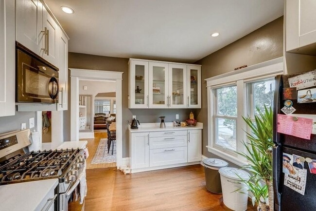 Building Photo - 3405 Minnehaha Ave Unit 2