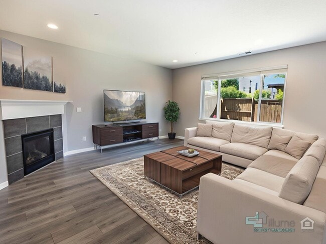 Building Photo - Spacious 4 Bedroom Home with Solar Power Near Cooper Mountain Nature Park