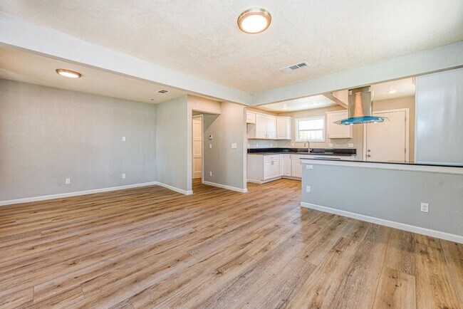 Photo - 2 br, 1 bath House - 3309 E Platt Ave