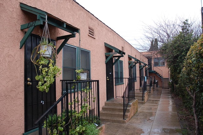 Photo - 1027-1031 Chestnut Ave