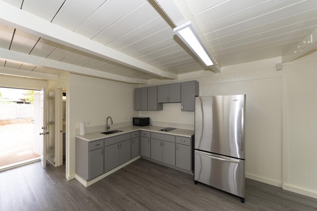 Photo - 723 Hoomalimali St