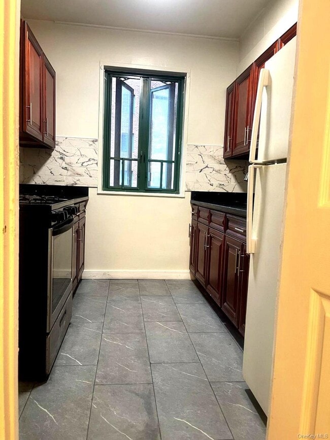 Building Photo - 89 Metropolitan Oval Unit 2G