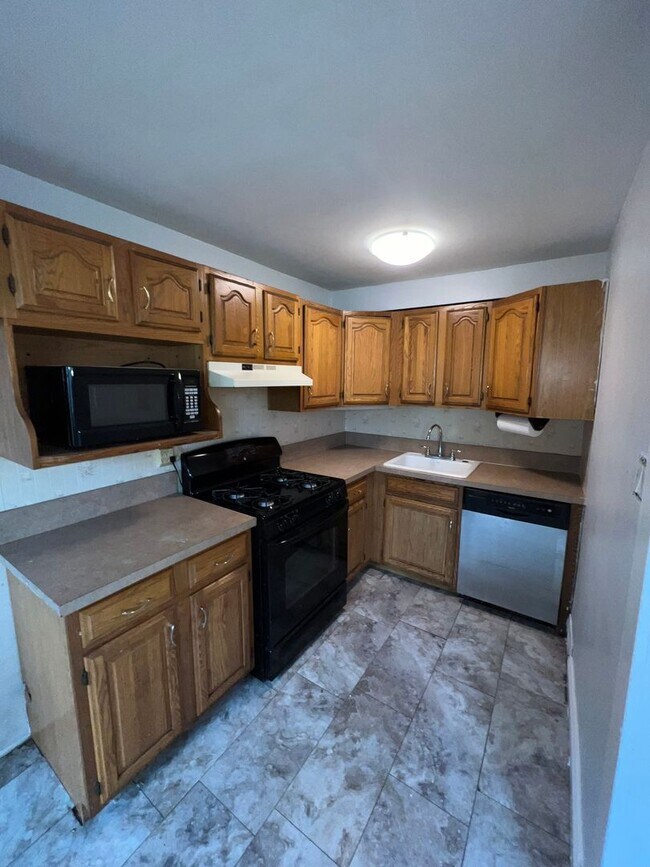 THREE BEDROOM TWIN w Garage! Rental House Rental in Allentown, PA