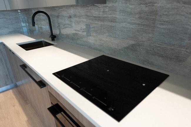 Photo - 512-755 Harbourside Unité 512