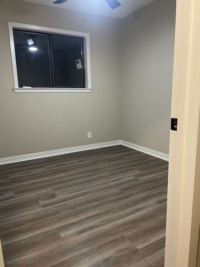 Photo - 410 W Lindbergh Blvd