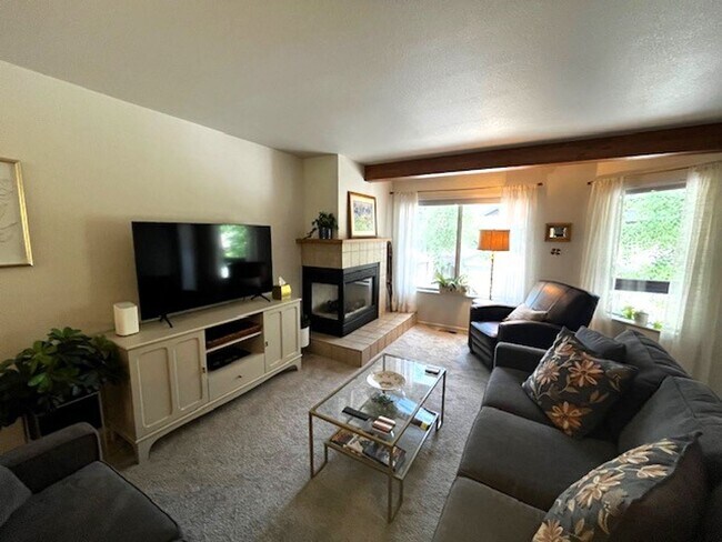Photo - 213 Kestrel Ln