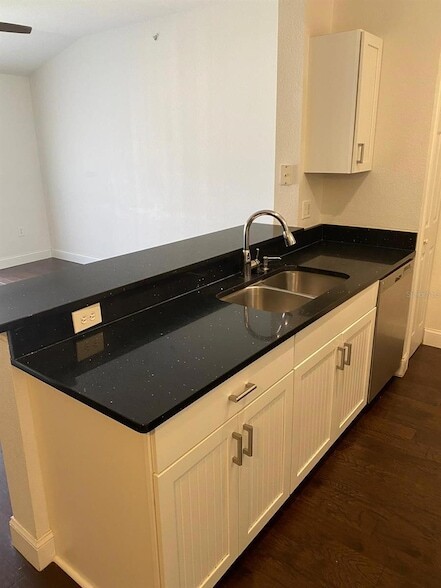 Photo - 5475 Vineland Rd Unit 8311