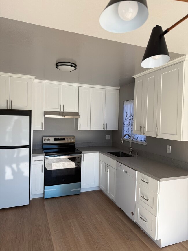 Refrigerador, estufa y lavavajillas nuevos - 750 Bacon St Unidad Apt #2