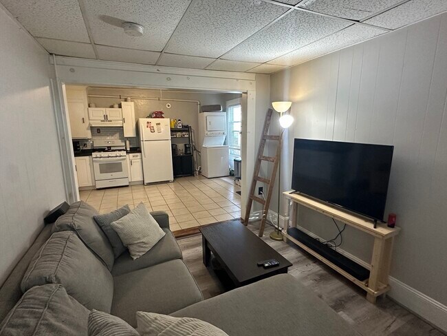 Building Photo - 266 W 6th St Unit REAR Rental