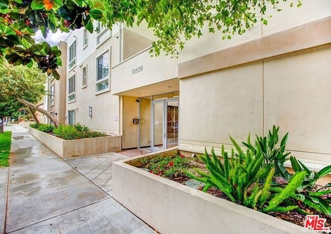 Building Photo - 10609 Bloomfield St Unit 103
