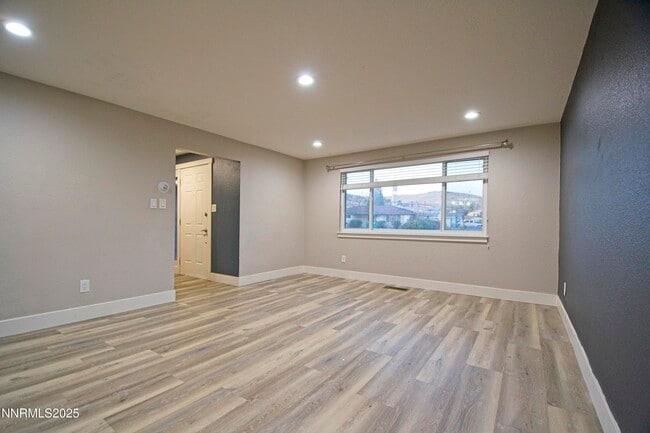 Photo - 489 Penny Way