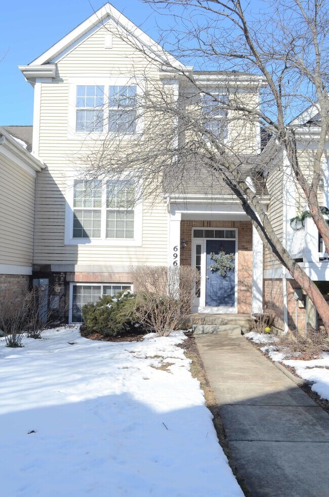 696 N Hidden Prairie Ct Townhome Townhome Rental in Palatine IL