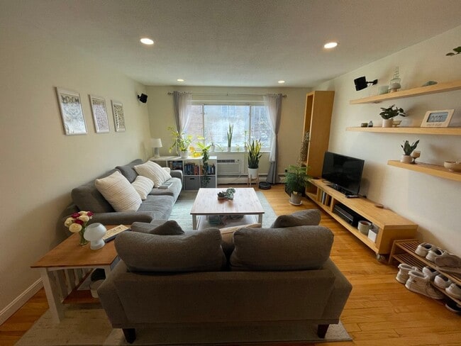 Building Photo - SPACIOUS AND BRIGHT BRIGHTON 2 BED W/ DISHWASHER ~ HT/HW INCL