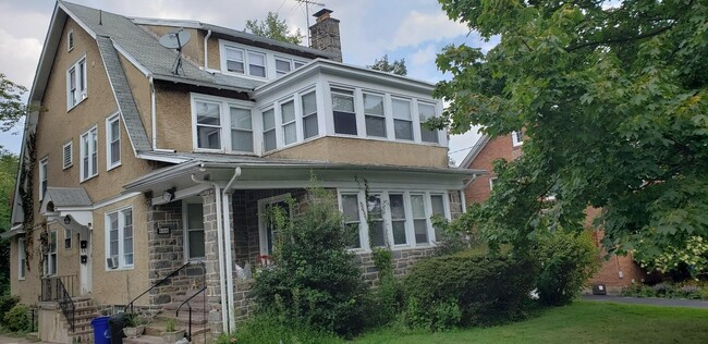Building Photo - 606 Penfield Ave Unit 3