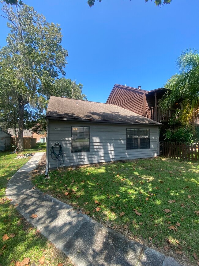 Building Photo - 950 Village Dr Rental