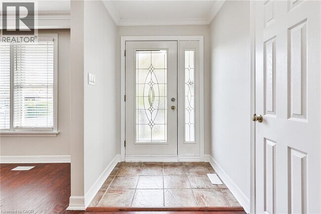 Photo - 2063 Hixon St