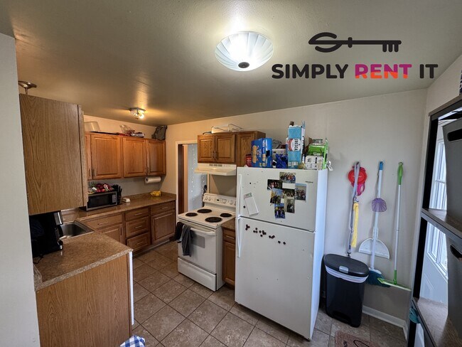 6 Bedroom House on Campus, August 1st