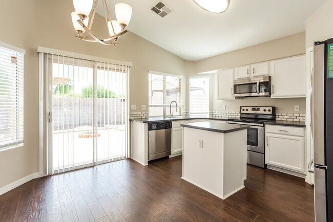 Photo - 867 E Morelos St