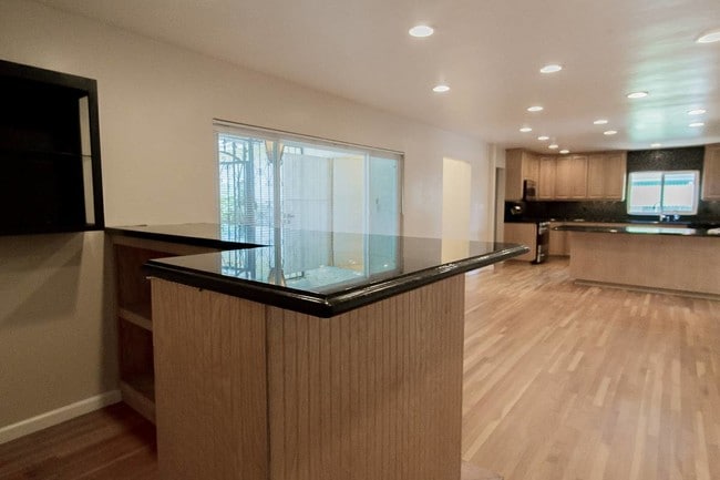 Bar/Living room - 5227 E Falls View Dr