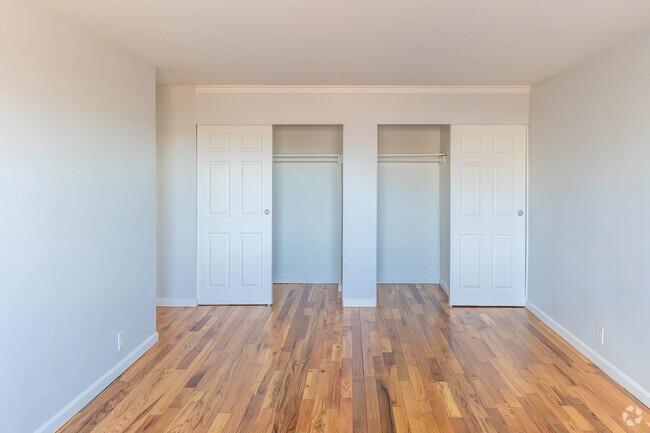 1BR, 1BA - 1,000SF - Bedroom - 243 South Harrison Street Apartments