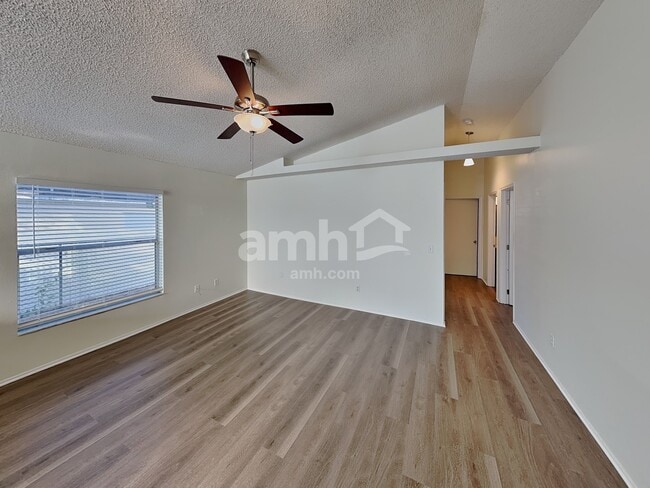 Photo - 1431 Londra Ln