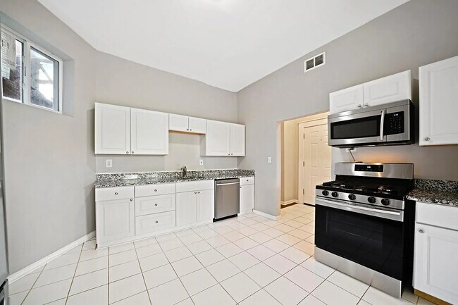 Photo - Beautiful Greystone building on Chicago's iconic Augusta Boulevard in the Ukrainian Village / Hum... Unidad 3131-1F