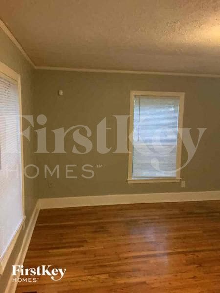 Photo - 1028 Birch St SW