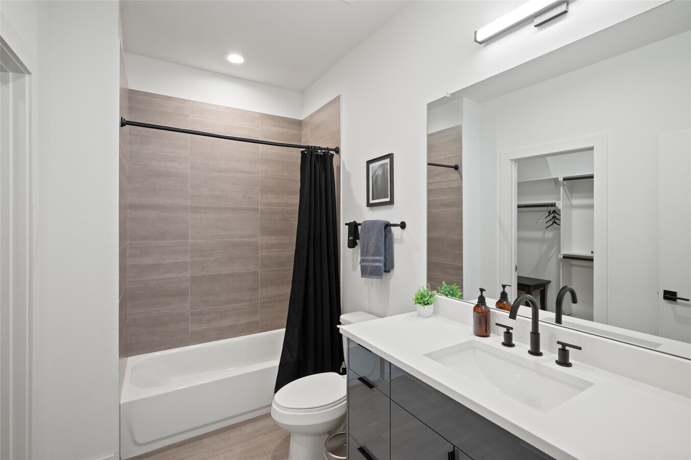 Photo - 6742 Peerless St