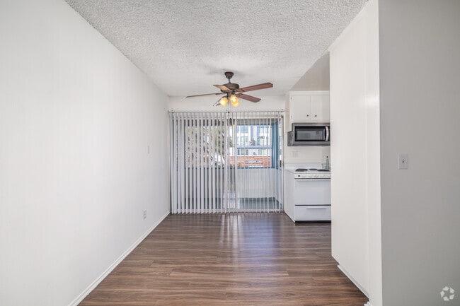 3BR, 2BA - 1,000SF - Kitchen - The Grecian Terrace Apartments