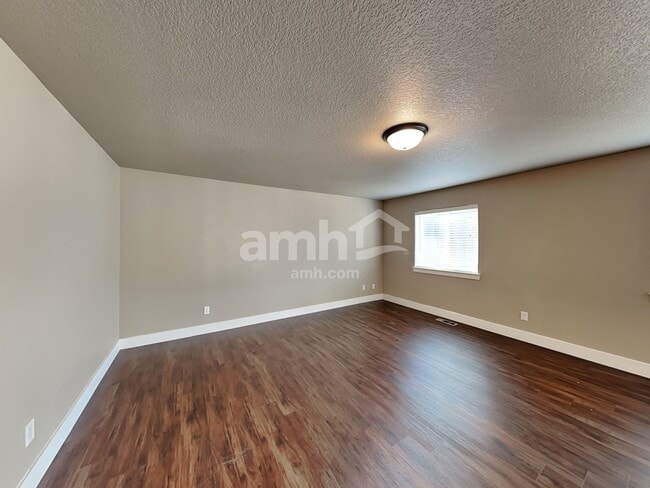 Photo - 440 Tulip Ave