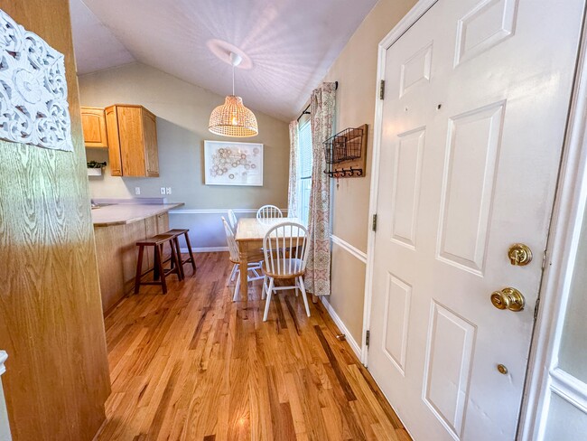 Photo - 933 N University Ave