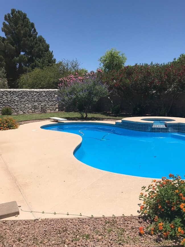 Building Photo - Beautiful Home with Pool and Hot Tub!
