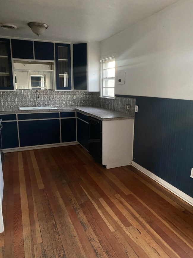 Photo - 907 W 26th St