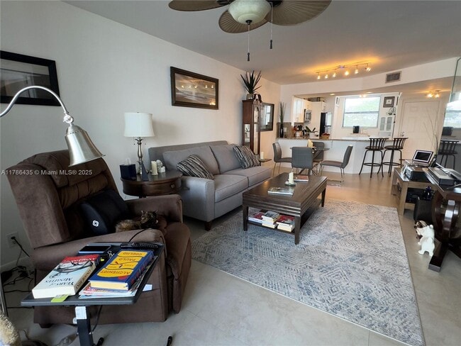 Photo - 115 Lake Emerald Dr