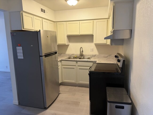 Building Photo - 2 Bedroom 1 Bath In Central Las Vegas Unit 19