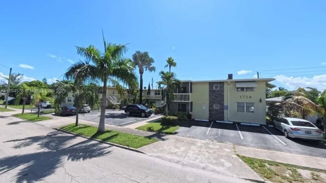 Building Photo - 1720 Funston St Unit 111