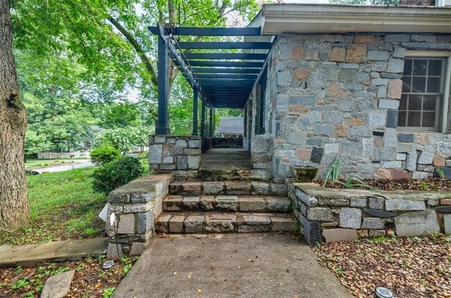 Photo - 183 Locust St NE