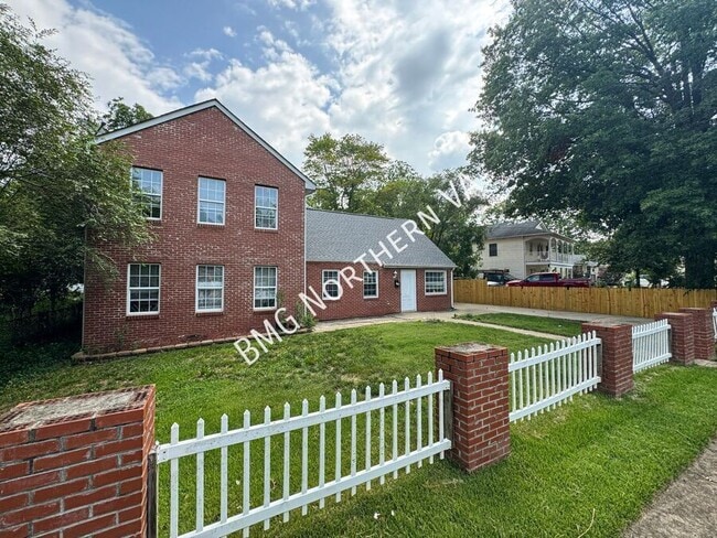 Photo - 158 Baker St