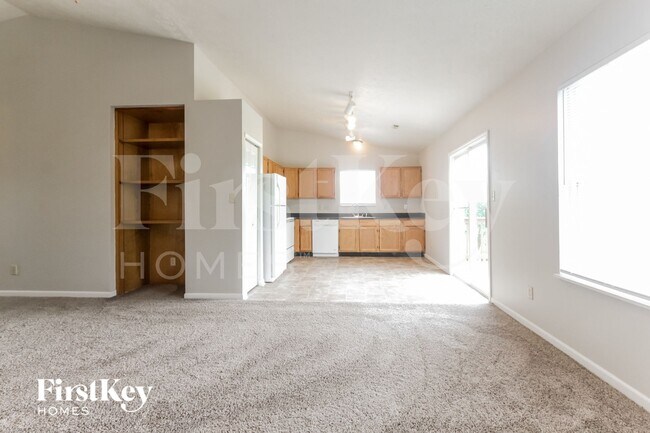 2215 Rolling Oak Dr