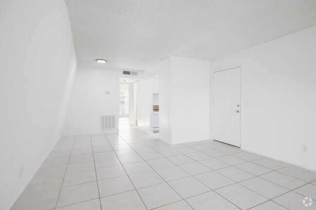 1BR, 1BA - 697SF - Living Room