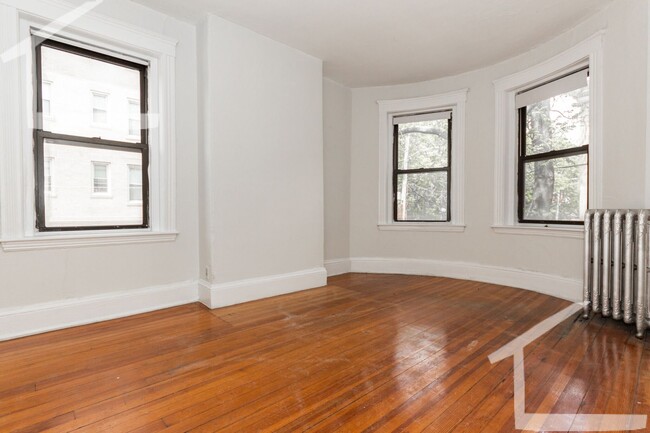 Building Photo - 9/1 No Fee! Split style 3BR on Comm Ave, Green Line