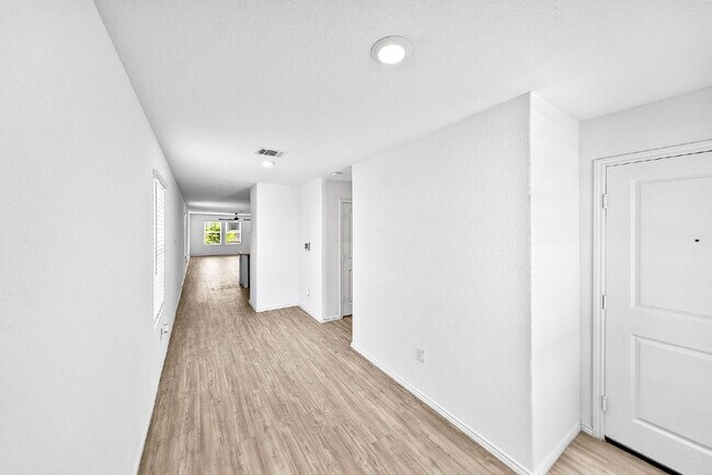 UP TO 1 MONTH FREE RENT!!! No Stairs, No Carpet, No Compromises.