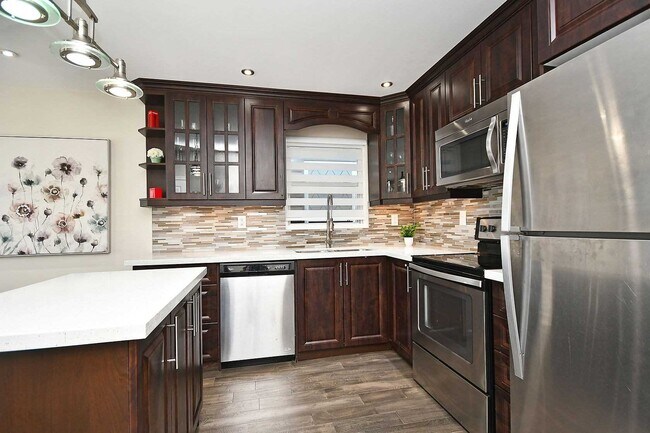 Photo - 1072 Alexandra Av